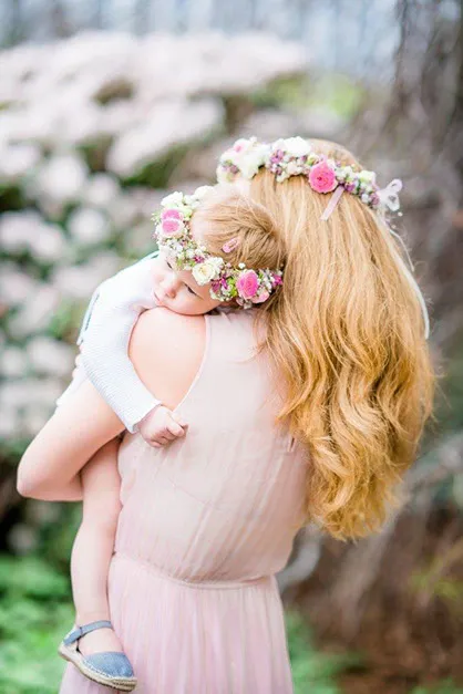 Sudeck Blumen & Gestaltung - Mutter und Tochter tragen Blumenkranz