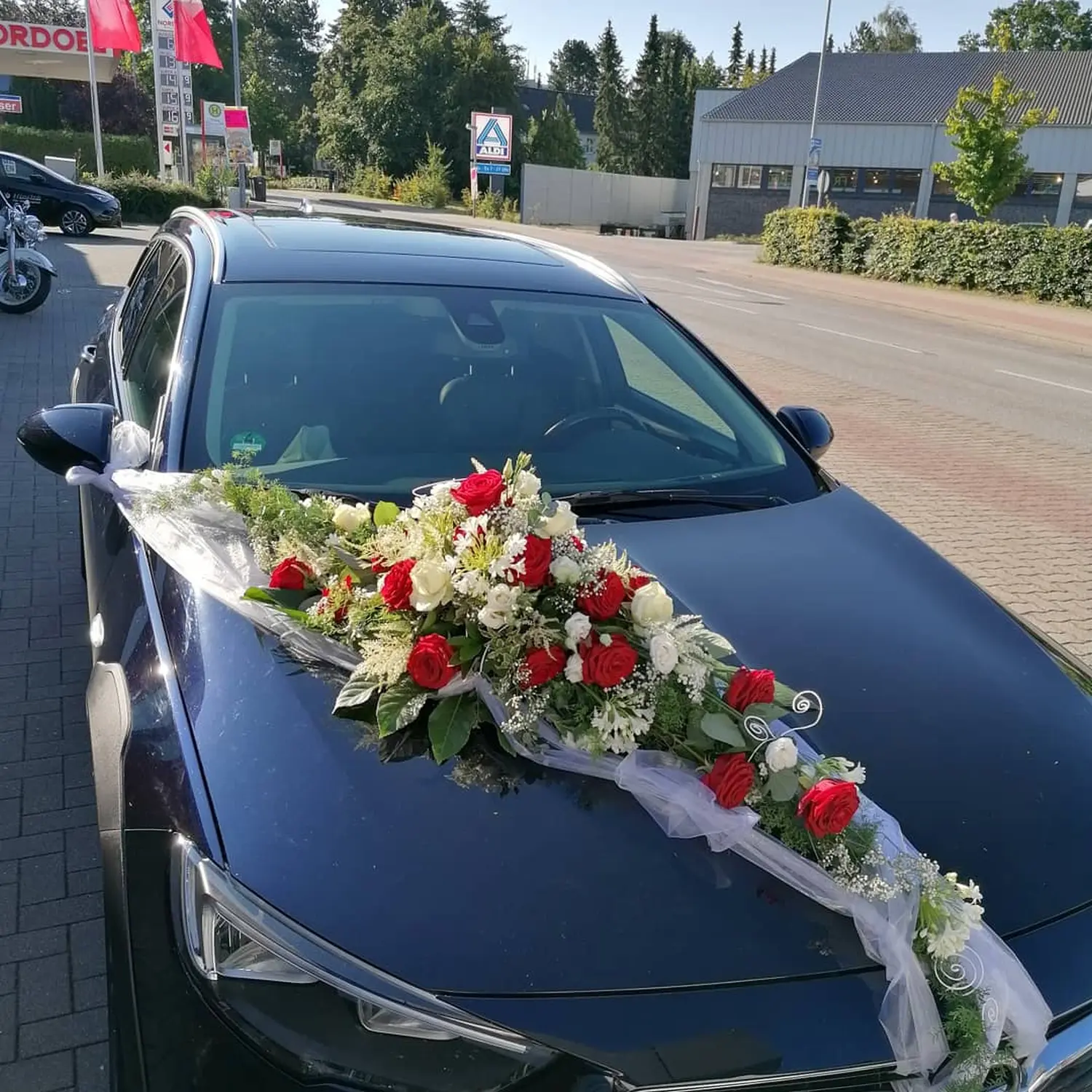  Sudeck Blumen & Gestaltung - geschmücktes Auto für die Hochzeit